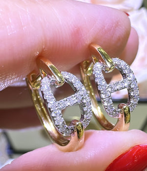 0.23ct tw Diamond and Gold Link Oval Hoop Earrings