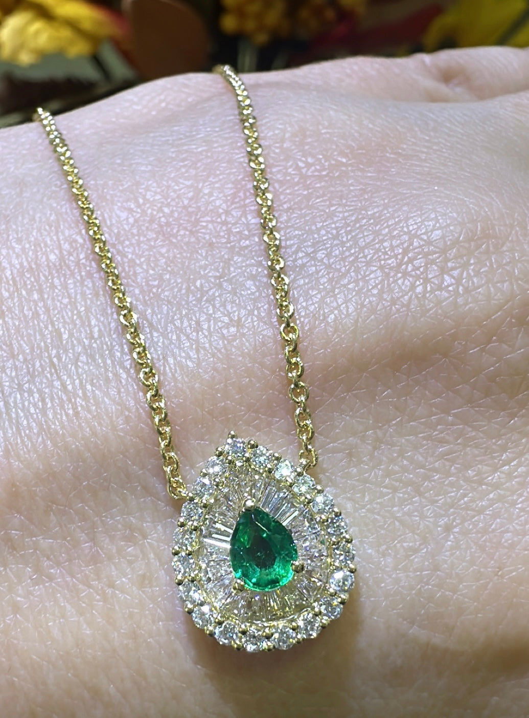 0.89carat Diamond Baguette-cuts & Pear-cut Emerald Pendant Necklace