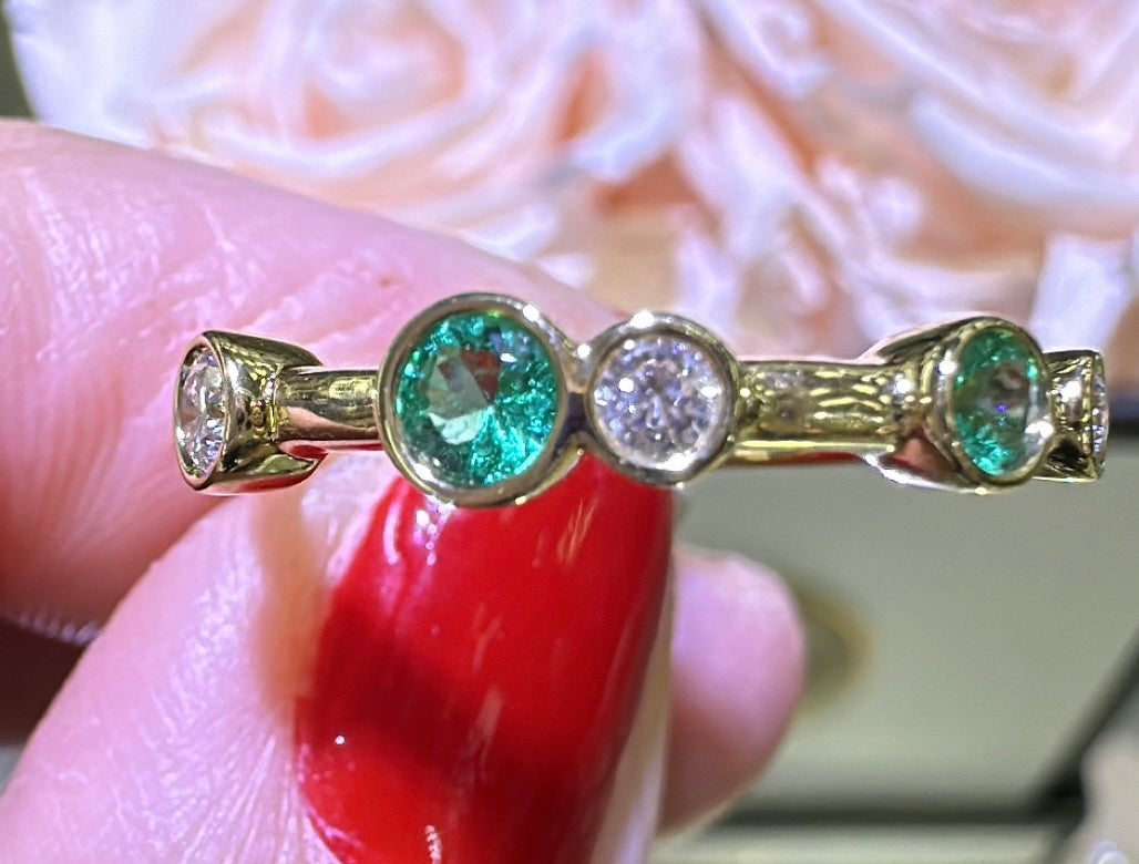 0.30ct tw Alternating Diamond And Emerald Bezel Ring